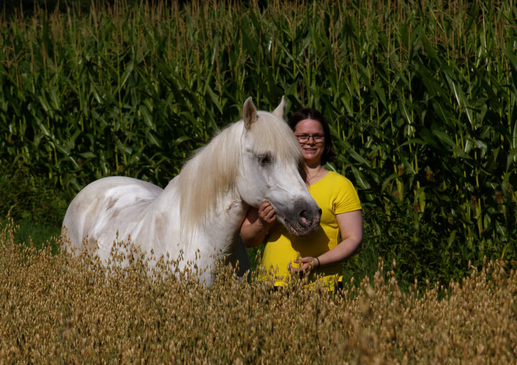 Nadine Jambor mit Pferd im Feld